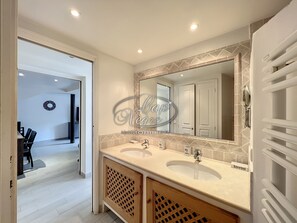 Douche, sèche-cheveux