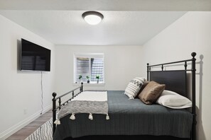 3 bedrooms, desk, travel crib, WiFi