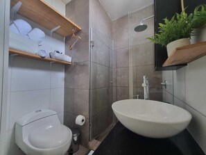 Dusj, hårføner, håndklær og såpe