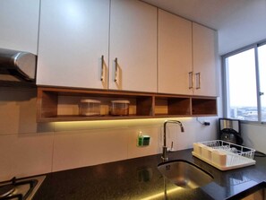 Kjøleskap, mikrobølgeovn, kaffetrakter/tekoker og vannkoker