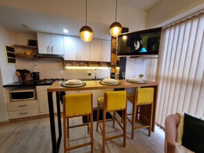 Réfrigérateur, four à micro-ondes, cafetière-théière