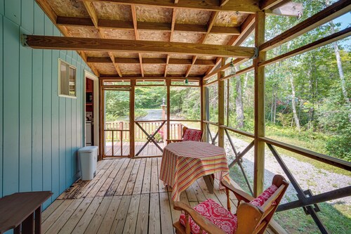 Cozy Becket Cottage Escape w/ Lake Access!