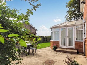 Outdoor dining - Welcome to this charming holiday let near York. (Foxwood, near York)