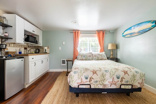 Sandpiper Cottage - A Eclectic Beach Theme -Kitchenette