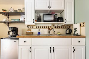 Fridge, microwave, coffee/tea maker, toaster - Sandpiper Cottage - A Eclectic Beach Theme -Kitchenette (Pacific County)
