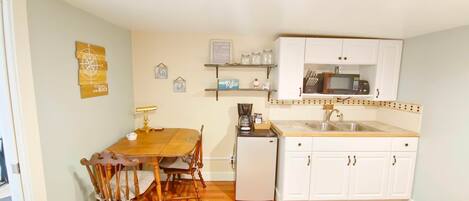 Réfrigérateur, four à micro-ondes, cafetiÚre-théiÚre, grille-pain