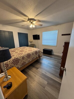 2 bedrooms, desk, iron/ironing board, free WiFi - Dragonfly Landing: Close to Everything (Daytona Beach)