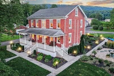 Quaint Studio Suite in Historic Farmhouse -
Nearby river access and hiking!