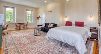 Quaint Studio Suite in Historic Farmhouse -
Nearby river access and hiking!