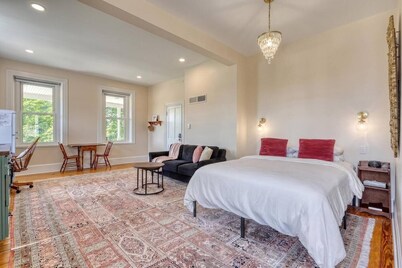 Quaint Studio Suite in Historic Farmhouse -
Nearby river access and hiking!