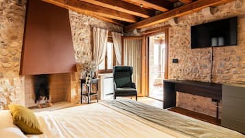 Room (Corbezzolo) | 1 bedroom, down comforters, memory foam beds, desk