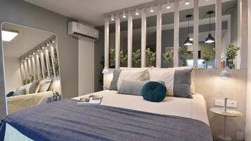 Tabla de planchar con plancha, wifi y ropa de cama