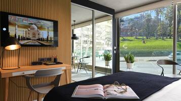 Tabla de planchar con plancha, wifi, ropa de cama