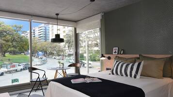 Tabla de planchar con plancha, wifi, ropa de cama