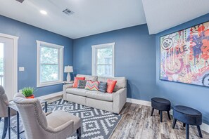 Smart-TV, Kamin, Videospiele, Tischfußball