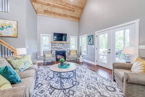 Smart-TV, Kamin, Videospiele, Tischfußball