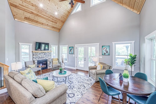 Relaxing retreat with beautiful view. Swim, kayak, paddle board, fish, relax!