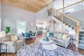 Smart TV, fireplace, video games, table football - Lakefront, private swim dock, kayaks, paddleboards, grill, 1 hour from KC. (Linn Valley)
