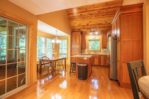 Redbud Retreat ~ Rustic family friendly cabin with New Hot Tub in Townsend!