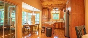 Redbud Retreat ~ Rustic family friendly cabin with New Hot Tub in Townsend!