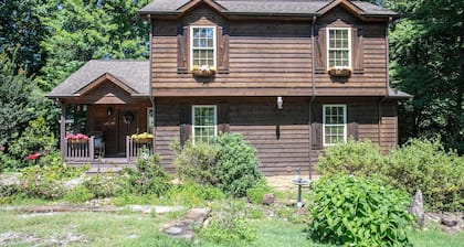 Redbud Retreat ~ Rustic family friendly cabin with New Hot Tub in Townsend!