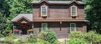 Redbud Retreat ~ Rustic family friendly cabin with New Hot Tub in Townsend!