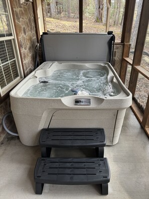 Interior - Redbud Retreat ~ Rustic family friendly cabin with New Hot Tub in Townsend! (Townsend)