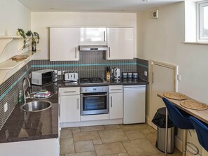 Lavavajillas y trona infantil