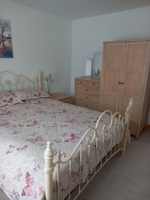 Apartment, Multiple Beds | 2 bedrooms, iron/ironing board, free WiFi, bed sheets - Inviting 2 Bed Apartment in Westwood ho (Bideford)