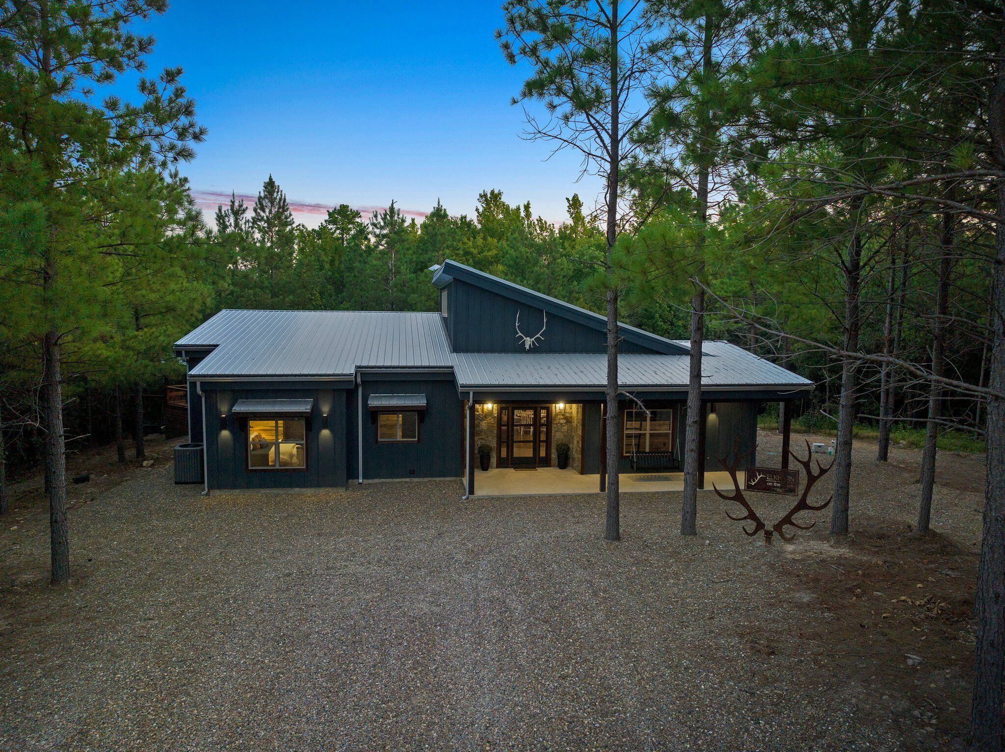 Elkhorn on the Creek-Rustic Gem on the Creek. Pet Friendly!