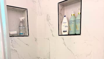 Sèche-cheveux, serviettes fournies, savon, shampoing