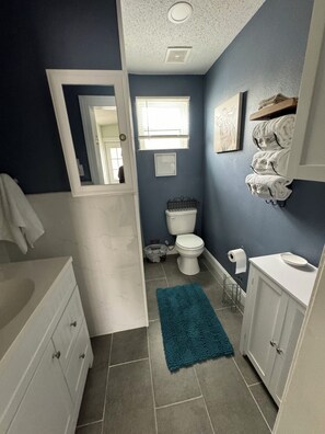 Hair dryer, towels - Charming Cottage: Minutes to Beach (Daytona Beach)