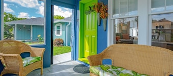 Charming Cottage: Minutes to Beach
