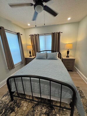 2 bedrooms, desk, iron/ironing board, free WiFi - Charming Cottage: Minutes to Beach (Daytona Beach)