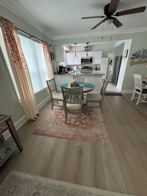 Dining - Charming Cottage: Minutes to Beach (Daytona Beach)