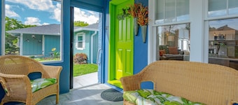 Charming Cottage: Minutes to Beach