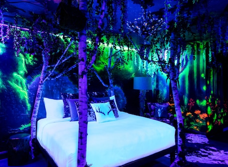 Forbidden Forest King | Free WiFi, bed sheets. The Cove At Salem