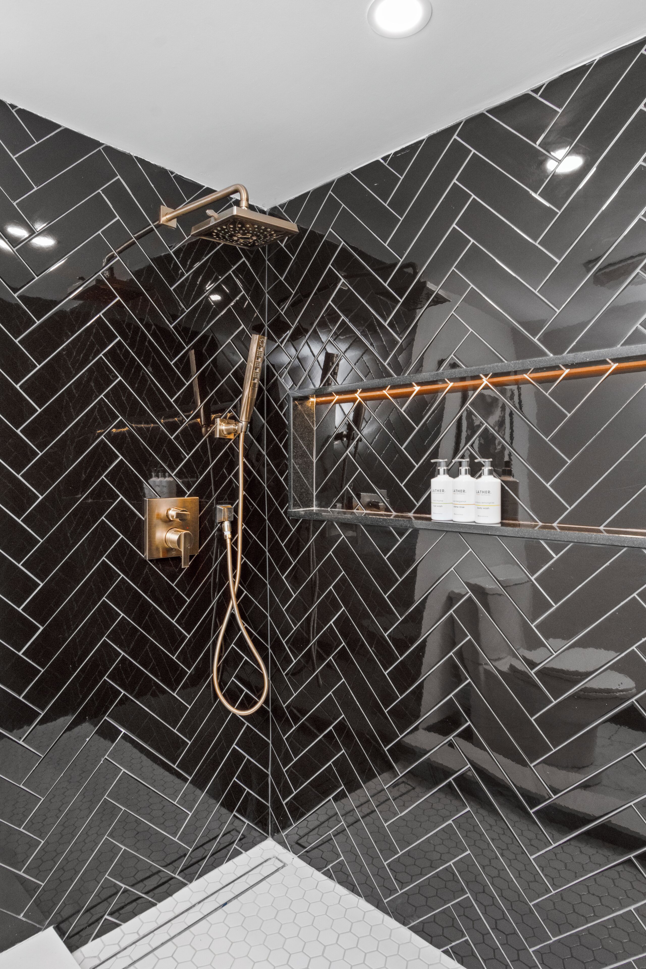 Suite - 1 kingsize-seng med sovesofa | Badeværelse | Designertoiletartikler, håndklæder, Sæbe, Shampoo