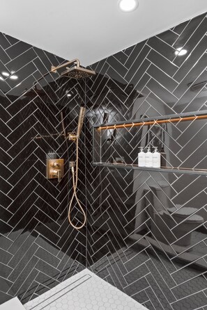 Suite - 1 kingsize-seng med sovesofa | Badeværelse | Designertoiletartikler, håndklæder, Sæbe, Shampoo