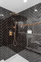 Suite, 1 cama de matrimonio grande con sofá cama | Baño | Artículos de higiene personal de diseño, toallas, jabón y champú