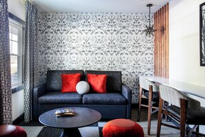 Suite, 1 kingsize-seng med sovesofa, tilpasset bevegelseshemmede | Oppholdsområde | En 50-tommers smart-TV med kabel-kanaler