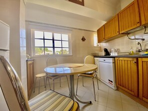 Fridge, microwave, oven, stovetop - Carvoeiro Townhouse Apartment (Carvoeiro)