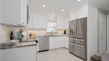 House, Multiple Beds, Patio, Garden View | Private kitchen | Fridge, microwave, oven, stovetop
