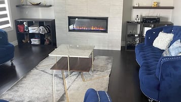 Älytelevisio, takka, videopelejä, kirjoja