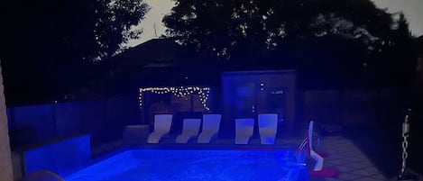 Utomhuspool och uppvärmd pool