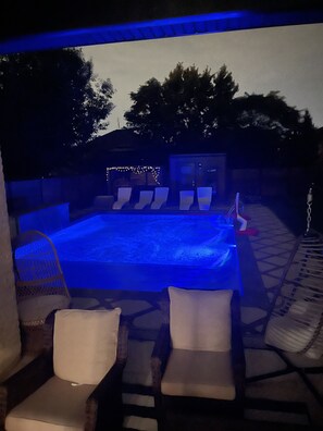 Una piscina al aire libre, una piscina climatizada