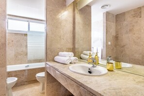 Séchoir à cheveux, bidet, serviettes fournies, savon