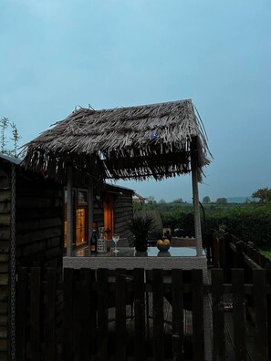 Property grounds - Cute and Cosy Shepard hut With Wood Fuel hot tub (Kington)