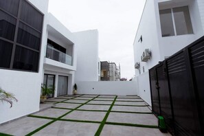 Property grounds - The Arianna: New, Classy 4-Bedrm Hse in Tse Addo (Accra)