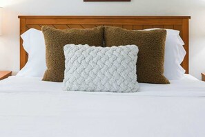 4 bedrooms, desk, iron/ironing board, travel crib